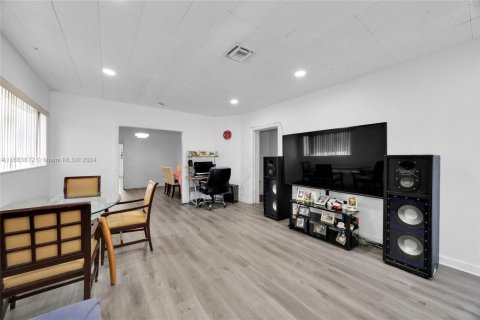 Propiedad comercial en venta en Miami, Florida, 208.01 m2 № 1812108 - foto 12