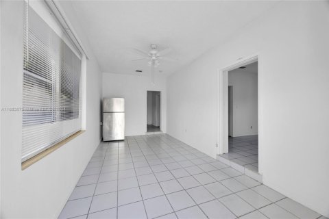 Propiedad comercial en venta en Miami, Florida, 208.01 m2 № 1812108 - foto 20