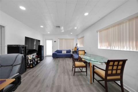 Propiedad comercial en venta en Miami, Florida, 208.01 m2 № 1812108 - foto 9