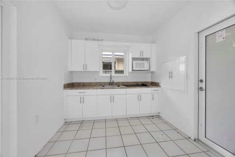 Propiedad comercial en venta en Miami, Florida, 208.01 m2 № 1812108 - foto 18