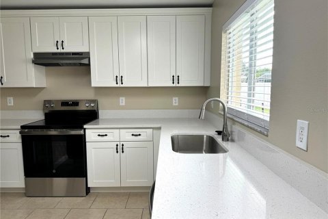 Casa en alquiler en Brandon, Florida, 4 dormitorios, 136.01 m2 № 1908614 - foto 5
