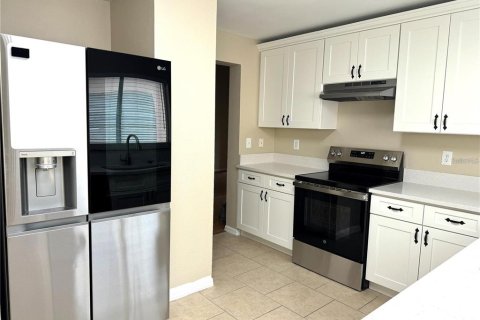 Casa en alquiler en Brandon, Florida, 4 dormitorios, 136.01 m2 № 1908614 - foto 6
