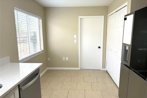 Casa en alquiler en Brandon, Florida, 4 dormitorios, 136.01 m2 № 1908614 - foto 8
