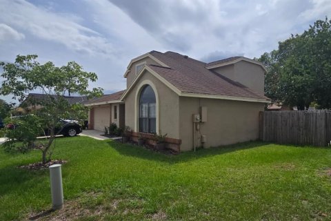 Villa ou maison à louer à Kissimmee, Floride: 3 chambres, 158.4 m2 № 2114637 - photo 3