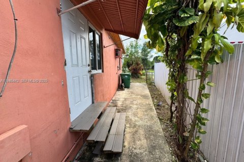 Casa en venta en Opa-locka, Florida, 4 dormitorios, 127.46 m2 № 2001834 - foto 4