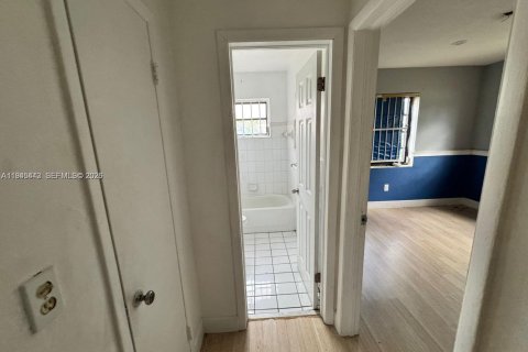 Casa en venta en Opa-locka, Florida, 4 dormitorios, 127.46 m2 № 2001834 - foto 19