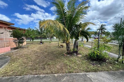 Casa en venta en Opa-locka, Florida, 4 dormitorios, 127.46 m2 № 2001834 - foto 3