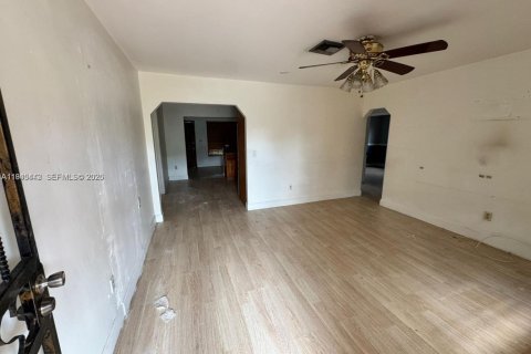 Casa en venta en Opa-locka, Florida, 4 dormitorios, 127.46 m2 № 2001834 - foto 24