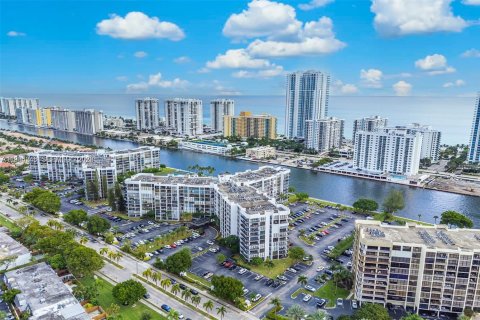 Condominio en Hallandale Beach, Florida, 1 dormitorio № 2045497