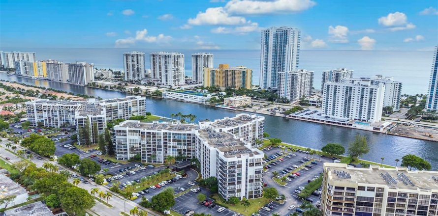 Condominio en Hallandale Beach, Florida, 1 dormitorio  № 2045497