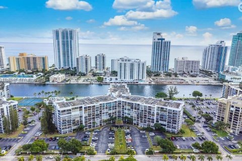 Condominio en venta en Hallandale Beach, Florida, 1 dormitorio, 85.01 m2 № 2045497 - foto 2