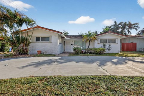 Casa en venta en Hollywood, Florida, 3 dormitorios, 147.25 m2 № 1974319 - foto 2