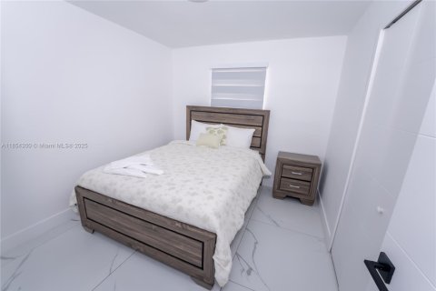 House in Miami, Florida 5 bedrooms, 196.02 sq.m. № 1872294 - photo 13