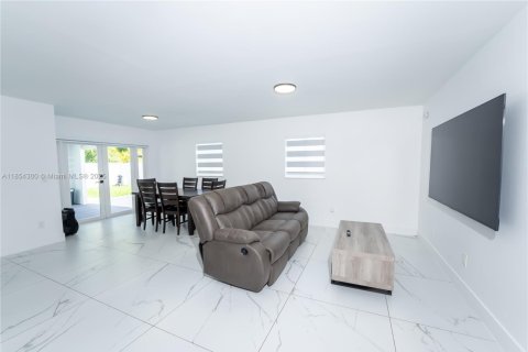 House in Miami, Florida 5 bedrooms, 196.02 sq.m. № 1872294 - photo 6