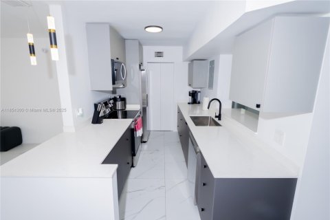 House in Miami, Florida 5 bedrooms, 196.02 sq.m. № 1872294 - photo 5