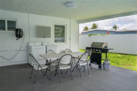House in Miami, Florida 5 bedrooms, 196.02 sq.m. № 1872294 - photo 19