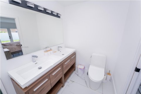 House in Miami, Florida 5 bedrooms, 196.02 sq.m. № 1872294 - photo 9