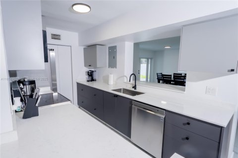 House in Miami, Florida 5 bedrooms, 196.02 sq.m. № 1872294 - photo 3