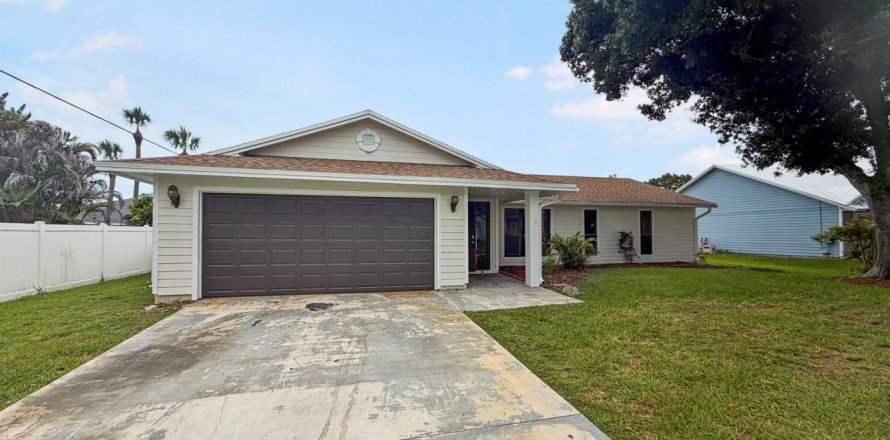 House in Port St. Lucie, Florida 3 bedrooms, 133.41 sq.m. № 2191974