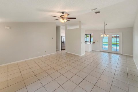 House in Port St. Lucie, Florida 3 bedrooms, 133.41 sq.m. № 2191974 - photo 3