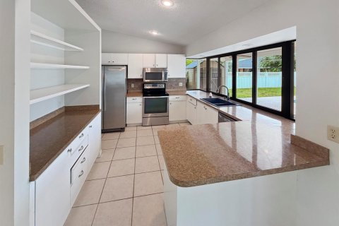 House in Port St. Lucie, Florida 3 bedrooms, 133.41 sq.m. № 2191974 - photo 2