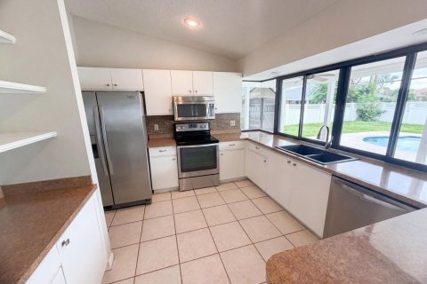 House in Port St. Lucie, Florida 3 bedrooms, 133.41 sq.m. № 2191974 - photo 26
