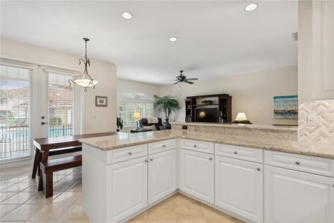 Townhouse in Gulfport, Florida 3 bedrooms, 216.65 sq.m. № 1615038 - photo 15
