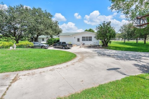 House in Southwest Ranches, Florida 7 bedrooms, 512.36 sq.m. № 2028154 - photo 7