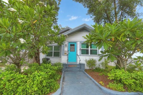 House in Saint Petersburg, Florida 2 bedrooms, 114.36 sq.m. № 2366682