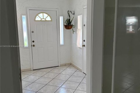 Снять в аренду виллу или дом в Майами, Флорида 3 спальни, 206.24м2, № 1955659 - фото 10