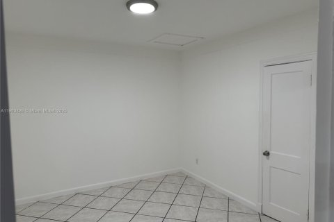 Снять в аренду виллу или дом в Майами, Флорида 3 спальни, 206.24м2, № 1955659 - фото 23