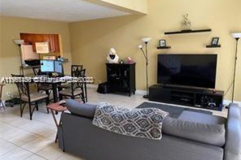 Copropriété à louer à Hialeah, Floride: 1 chambre, 91.23 m2 № 2028671 - photo 4