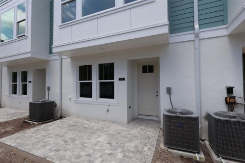 Townhouse in Saint Petersburg, Florida 3 bedrooms, 181.35 sq.m. № 1866770 - photo 6