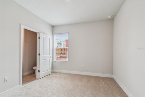 Townhouse in Saint Petersburg, Florida 3 bedrooms, 181.35 sq.m. № 1866770 - photo 30