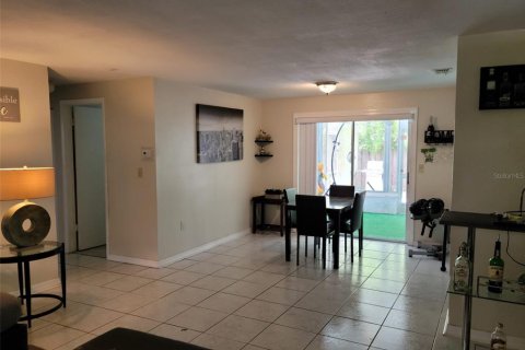 House in New Port Richey, Florida 3 bedrooms, 124.49 sq.m. № 1916247 - photo 3