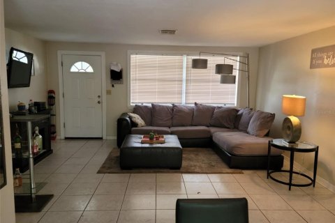 House in New Port Richey, Florida 3 bedrooms, 124.49 sq.m. № 1916247 - photo 2