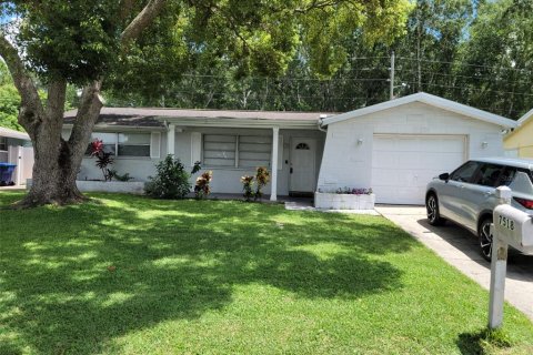 House in New Port Richey, Florida 3 bedrooms, 124.49 sq.m. № 1916247 - photo 1