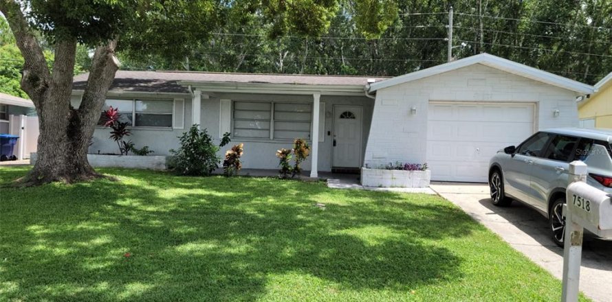 House in New Port Richey, Florida 3 bedrooms, 124.49 sq.m. № 1916247