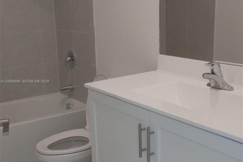 Touwnhouse à louer à Homestead, Floride: 3 chambres, 123.37 m2 № 2295795 - photo 6