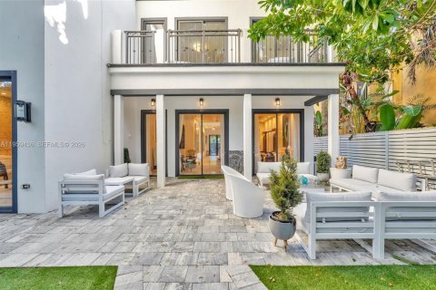 Villa ou maison à vendre à Miami, Floride: 4 chambres, 355.35 m2 № 2026568 - photo 11