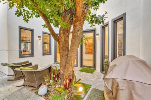 Villa ou maison à vendre à Miami, Floride: 4 chambres, 355.35 m2 № 2026568 - photo 14