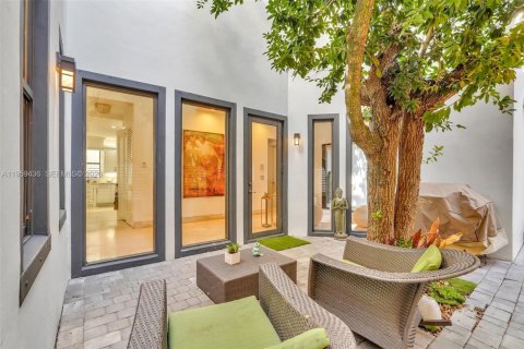 Villa ou maison à vendre à Miami, Floride: 4 chambres, 355.35 m2 № 2026568 - photo 13