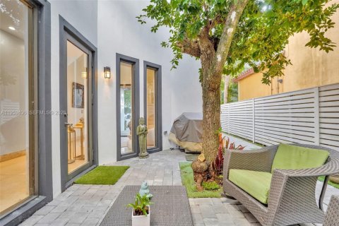 Villa ou maison à vendre à Miami, Floride: 4 chambres, 355.35 m2 № 2026568 - photo 15
