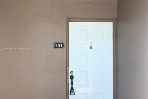 Copropriété à louer à Pembroke Pines, Floride: 1 chambre, 78.32 m2 № 1987318 - photo 2