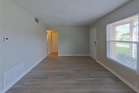 House in Clearwater, Florida 2 bedrooms, 115.01 sq.m. № 1866227 - photo 2