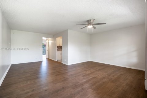 Copropriété à louer à Pembroke Pines, Floride: 1 chambre, 75.34 m2 № 1985747 - photo 2