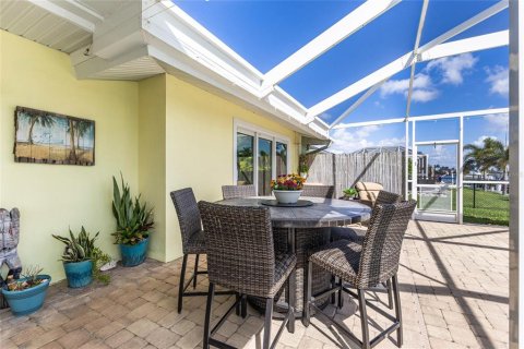 House in Cape Coral, Florida 3 bedrooms, 156.17 sq.m. № 2233154 - photo 22