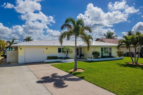 Casa en Cape Coral, Florida 3 dormitorios, 156.17 m2 № 2233154