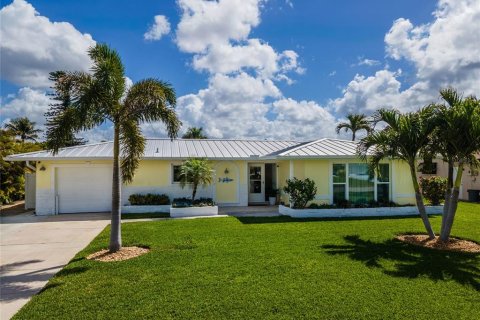 House in Cape Coral, Florida 3 bedrooms, 156.17 sq.m. № 2233154 - photo 2