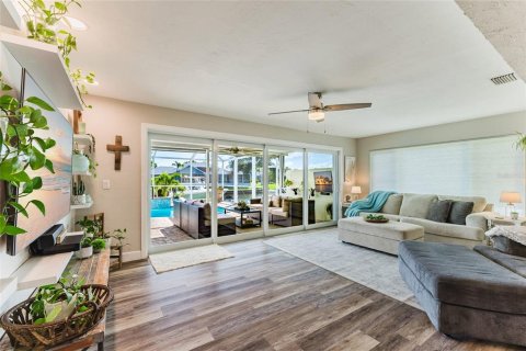 House in Cape Coral, Florida 3 bedrooms, 156.17 sq.m. № 2233154 - photo 16